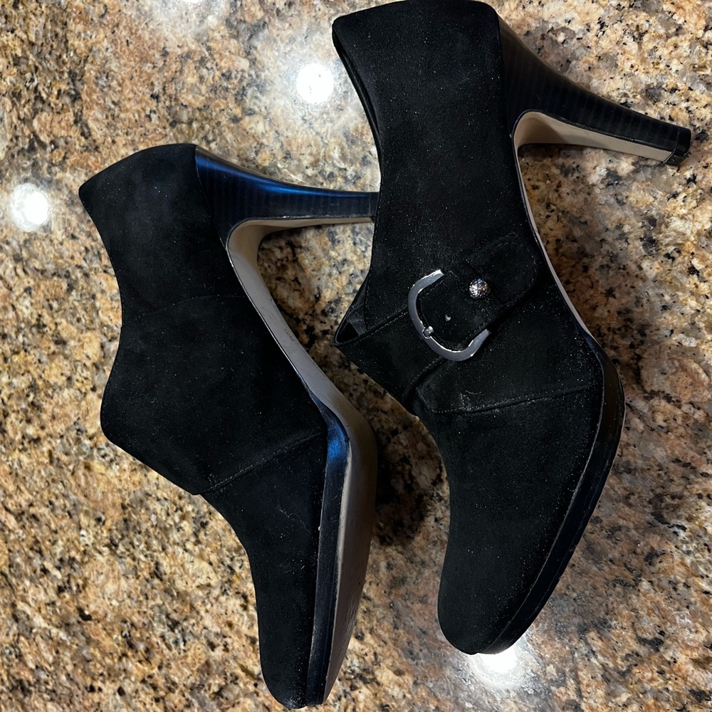 Anne Klein suede shooties - Picture 2 of 5